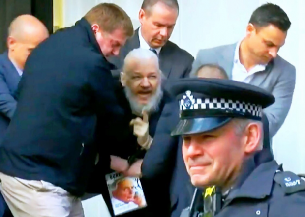 Ekvador'dan Julian Assange isyanı dışkısını duvara sürüyormuş - Resim: 0