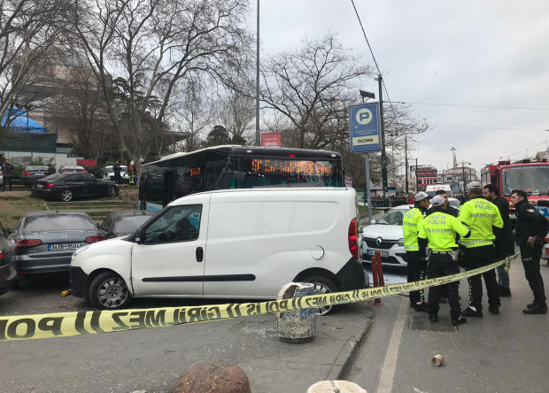 Beyazıt'ta halk otobüsü yayaların arasına daldı! Öğretim üyesinin ayakları koptu - Resim: 0