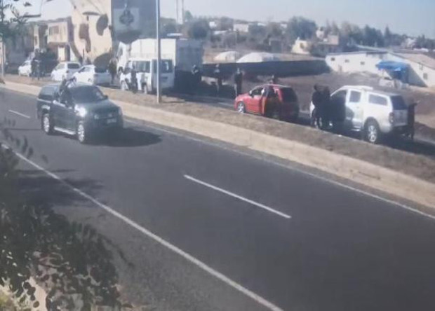 Diyarbakır'da 300 bin TL ödülle aranan terörist ile beraberindekilerin yakalanma anı - Resim: 1