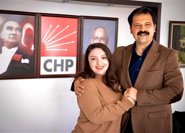 Çağrı Gruşçu kimdir aslen nereli kaç yaşında CHP'li Çağrı Gruşçu eşi - Resim: 0