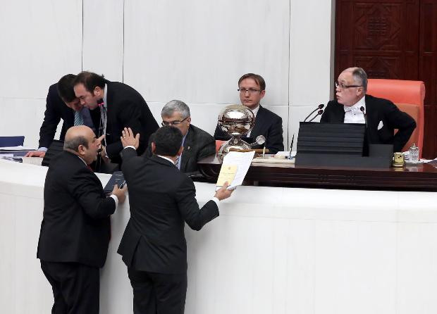 Meclis'de mikrofon kırdırtan tartışma - Resim: 1