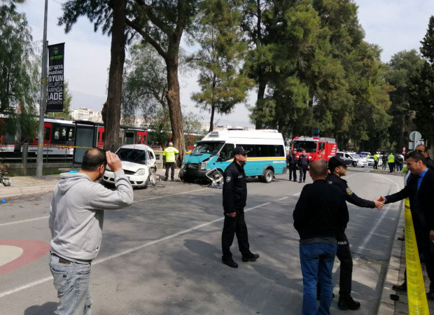 İzmir'de can pazarı! Minibüsle otobüs çarpıştı, ölü ve yaralılar var - Resim: 0