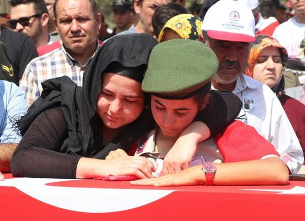 Şehit ağabeyini üniforması ve kepiyle uğurladı - Resim: 4