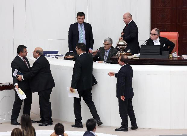 Meclis'de mikrofon kırdırtan tartışma - Resim: 4