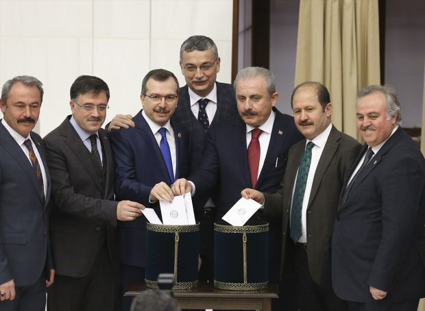 Yeni TBMM Başkanı Mustafa Şentop oldu Mustafa Şentop 336 oy aldı - Resim: 0