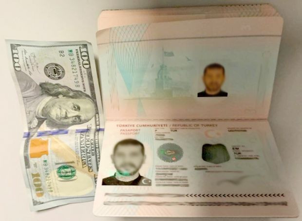 Rüşvetle Ukrayna’ya girmek isteyen iki Türk gözaltına alındı - Resim: 0