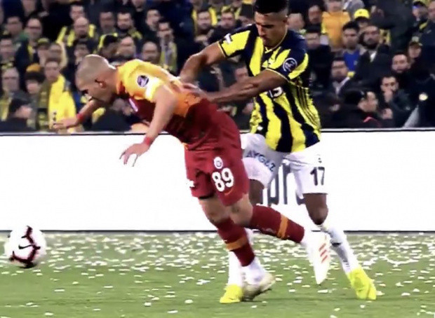 Fenerbahçe derbisinde Galatasaraylıları çıldırtan pozisyonlar - Resim: 0