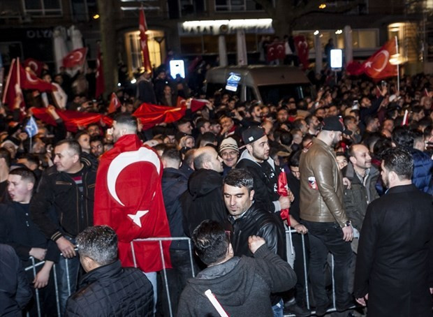 Rotterdam'da acil durum ilan edildi panzerli müdahale  - Resim: 1