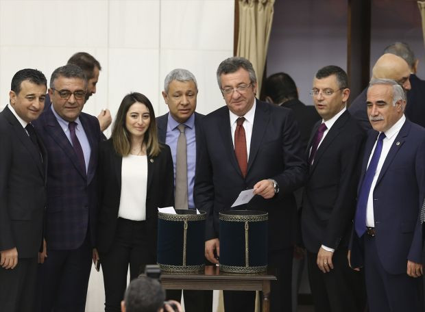 Yeni TBMM Başkanı Mustafa Şentop oldu Mustafa Şentop 336 oy aldı - Resim: 1