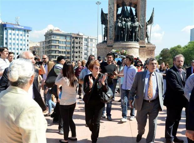Taksim'de 2 dakika süren tören gerginliği - Resim: 3