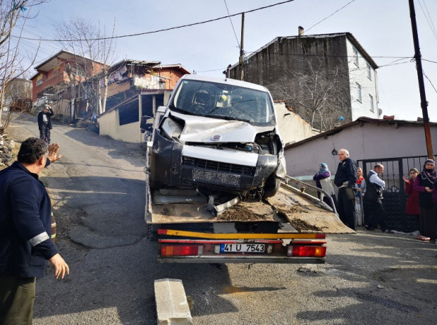 Çatısına 4. kez araba düşen ev sahibi isyan etti! - Resim: 0
