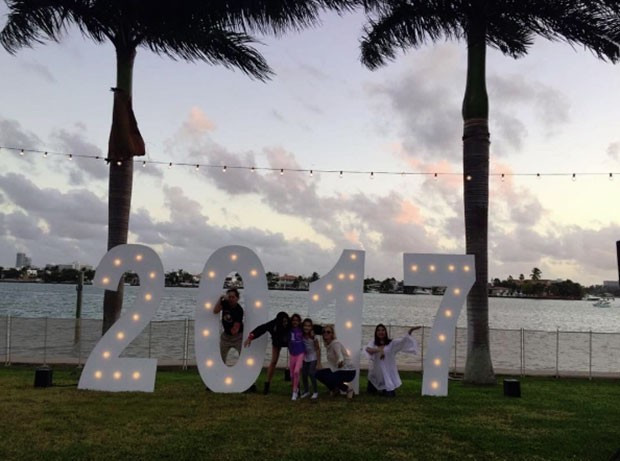 Kardashian yeni yıla böyle girdi sosyal medyayı yıktı! - Resim: 4