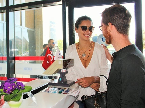 Adriana Lima Metin Hara'dan kaçtı mı tek başına gitti! - Resim: 4