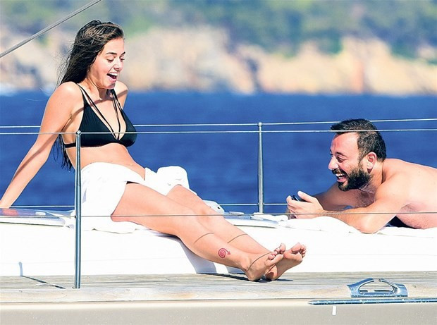 Bensu Soral kendini mavi sulara bıraktı sevgilisiyle tatiline bakın - Resim: 3