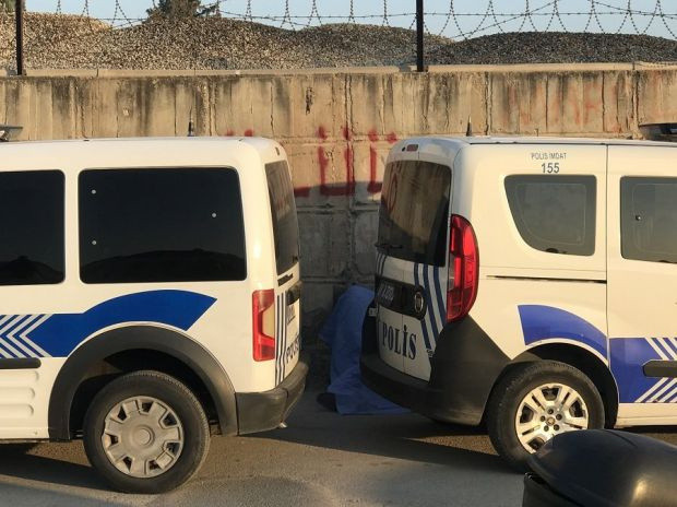 Yer Adana! Duvardaki 'Ölüü!' yazısının altında ölü bulundu - Resim: 0