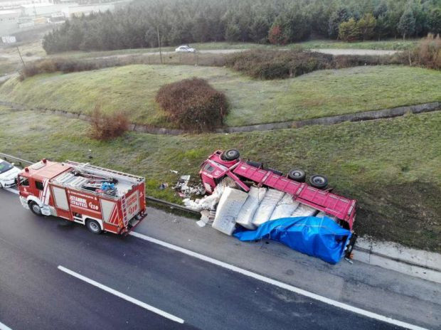 TIR TEM'de kamyona arkadan çarptı: 1 ölü 1 yaralı - Resim: 0