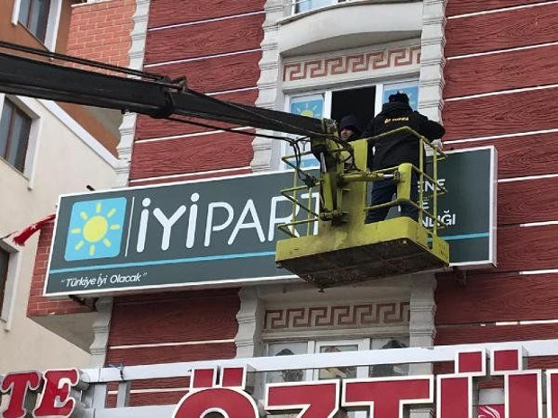 İstifa eden İyi Partili tabelasını da yanında götürdü - Resim: 2