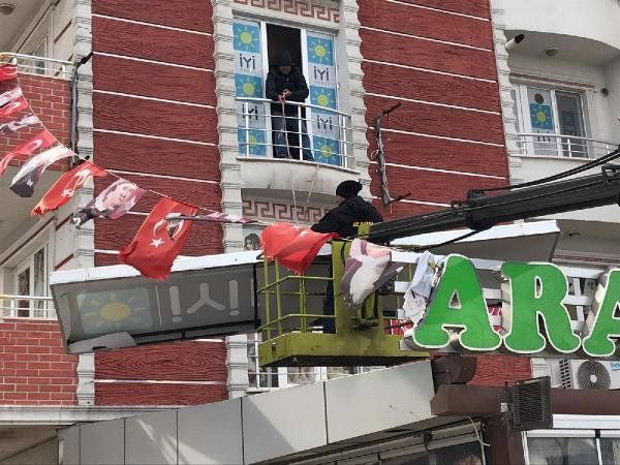 İstifa eden İyi Partili tabelasını da yanında götürdü - Resim: 1