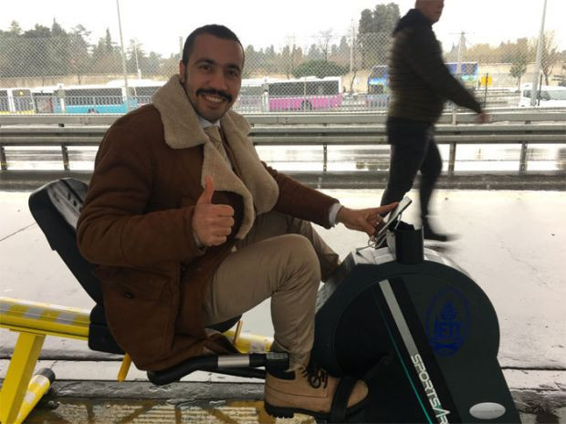 Metrobüs durağına yerleştirildi dizi oyuncusu çok beğendi - Resim: 0