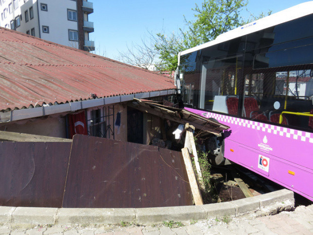Sultanbeyli'de halk otobüsü gecekonduya çarptı - Resim: 0