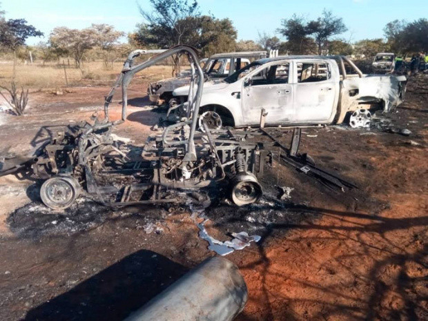 Öfkeli koca uçağıyla eşinin bulunduğu binaya daldı - Resim: 0