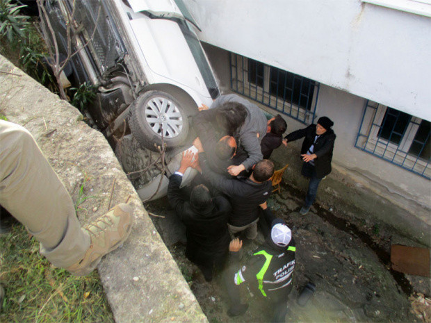 Cumhurbaşkanı Erdoğan'ın oy kullanacağı okulun yanında inanılmaz kaza - Resim: 1