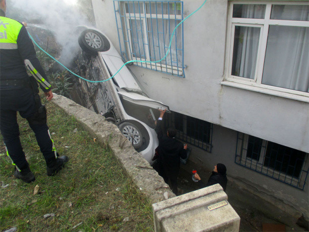 Cumhurbaşkanı Erdoğan'ın oy kullanacağı okulun yanında inanılmaz kaza - Resim: 0