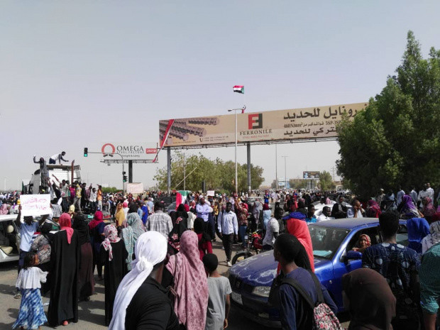 Sudan'da darbe oluyor! Gelen son dakika haberlere göre Ömer El Beşir istifa etti - Resim: 0