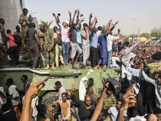 Sudan'da son dakika gelişmesi! Anayasa askıda 2 yıl darbeciler yönetecek - Resim: 0