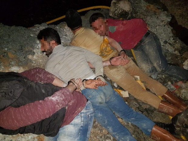 Mersin Bozyazı'da kaçak kazı yapan şahıslar bakın nasıl yakalandı - Resim: 0