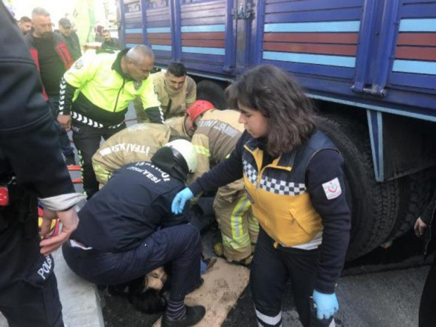 Kamyon altında can pazarı yaşandı - Resim: 0