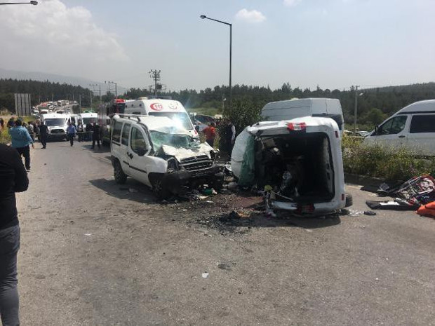 İzmir'de feci kaza: 3'ü çocuk 7 kişi öldü - Resim: 2