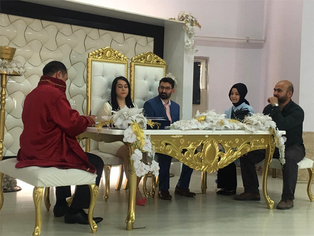 Manisa'da şok! Damat kayınpederi ile evlendirildi! - Resim: 0