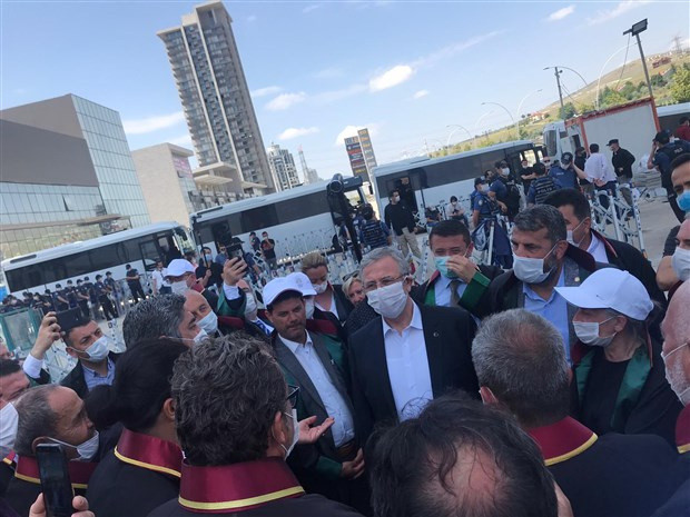 Ankara'da baro başkanların yürüşünde barikatlar kalktı! Şartlı izin çıktı - Resim: 2