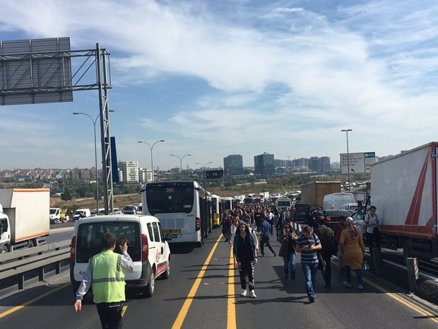 Metrobüs kazası ilk görüntüler hurdaya döndü - Resim: 2