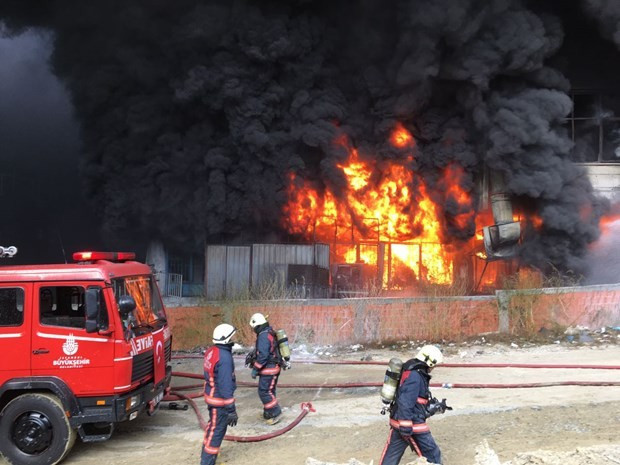 İstanbul Bayrampaşa büyük yangın olay yerinden ilk görüntüler - Resim: 2
