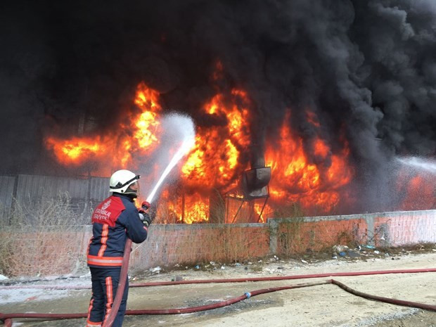 İstanbul Bayrampaşa büyük yangın olay yerinden ilk görüntüler - Resim: 3