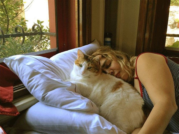 Hande Erçel'in hayvan sevgisi sosyal medyada paylaştı! - Resim: 1