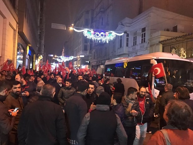 Türkiye Hollanda'yı protesto için sokağa döküldü - Resim: 1