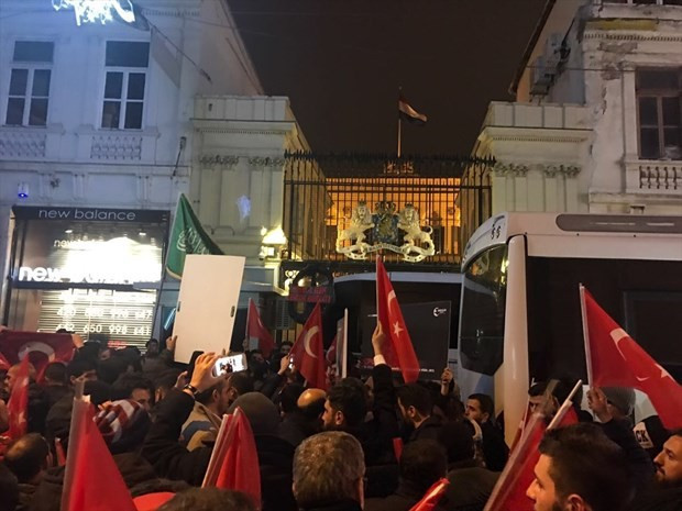 Türkiye Hollanda'yı protesto için sokağa döküldü - Resim: 2