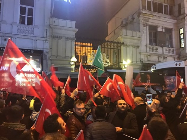 Türkiye Hollanda'yı protesto için sokağa döküldü - Resim: 3