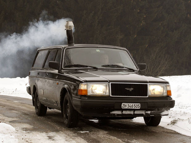 Kar yüzünden arabasına soba kurdu - Resim: 1