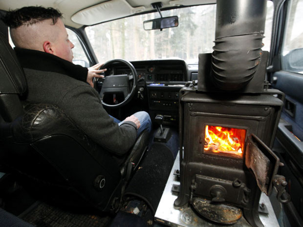 Kar yüzünden arabasına soba kurdu - Resim: 2