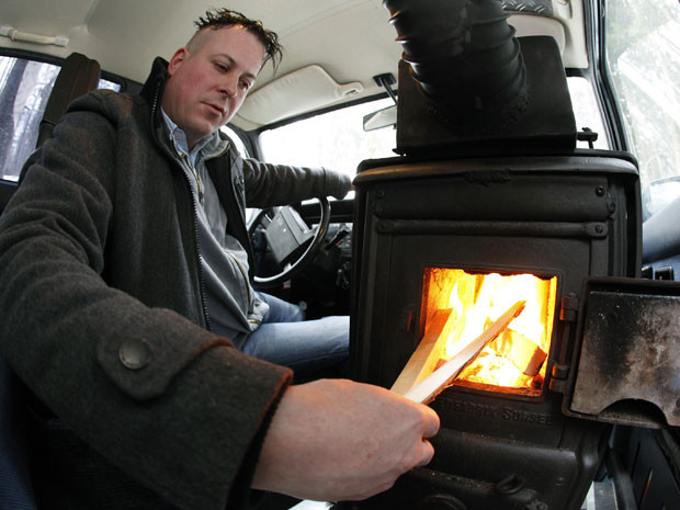 Kar yüzünden arabasına soba kurdu - Resim: 3