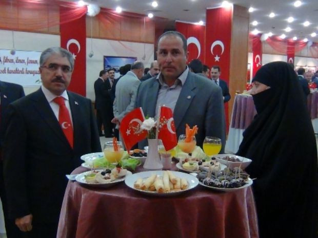 Resepsiyona çarşafıyla katıldı - Resim: 1