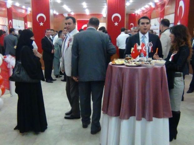 Resepsiyona çarşafıyla katıldı - Resim: 2