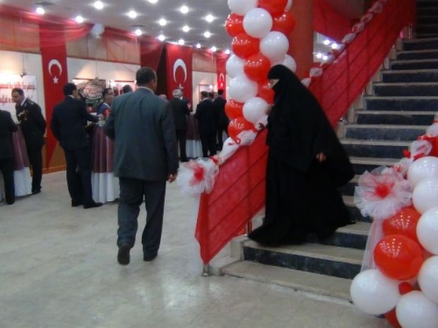 Resepsiyona çarşafıyla katıldı - Resim: 3