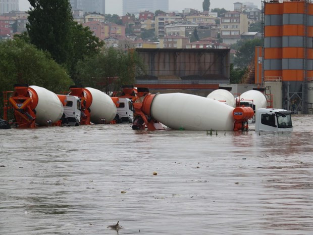 İstanbul'da yağmur sel getirdi  - Resim: 1
