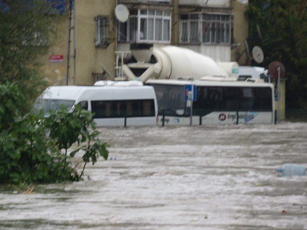 İstanbul'da yağmur sel getirdi  - Resim: 2
