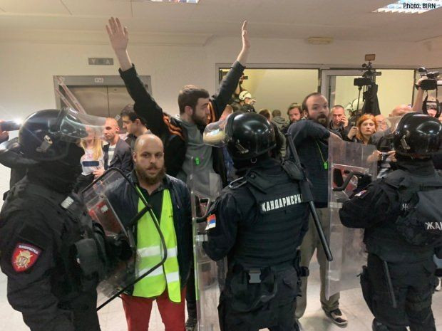 Sırbistan'da muhalifler devlet televizyonunu bastı! - Resim: 4